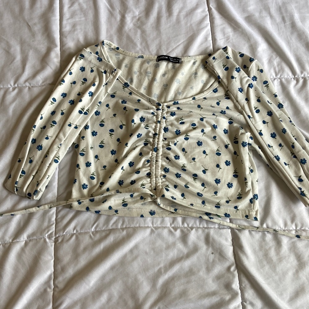 Super cute crop top with blue flowers 🌸